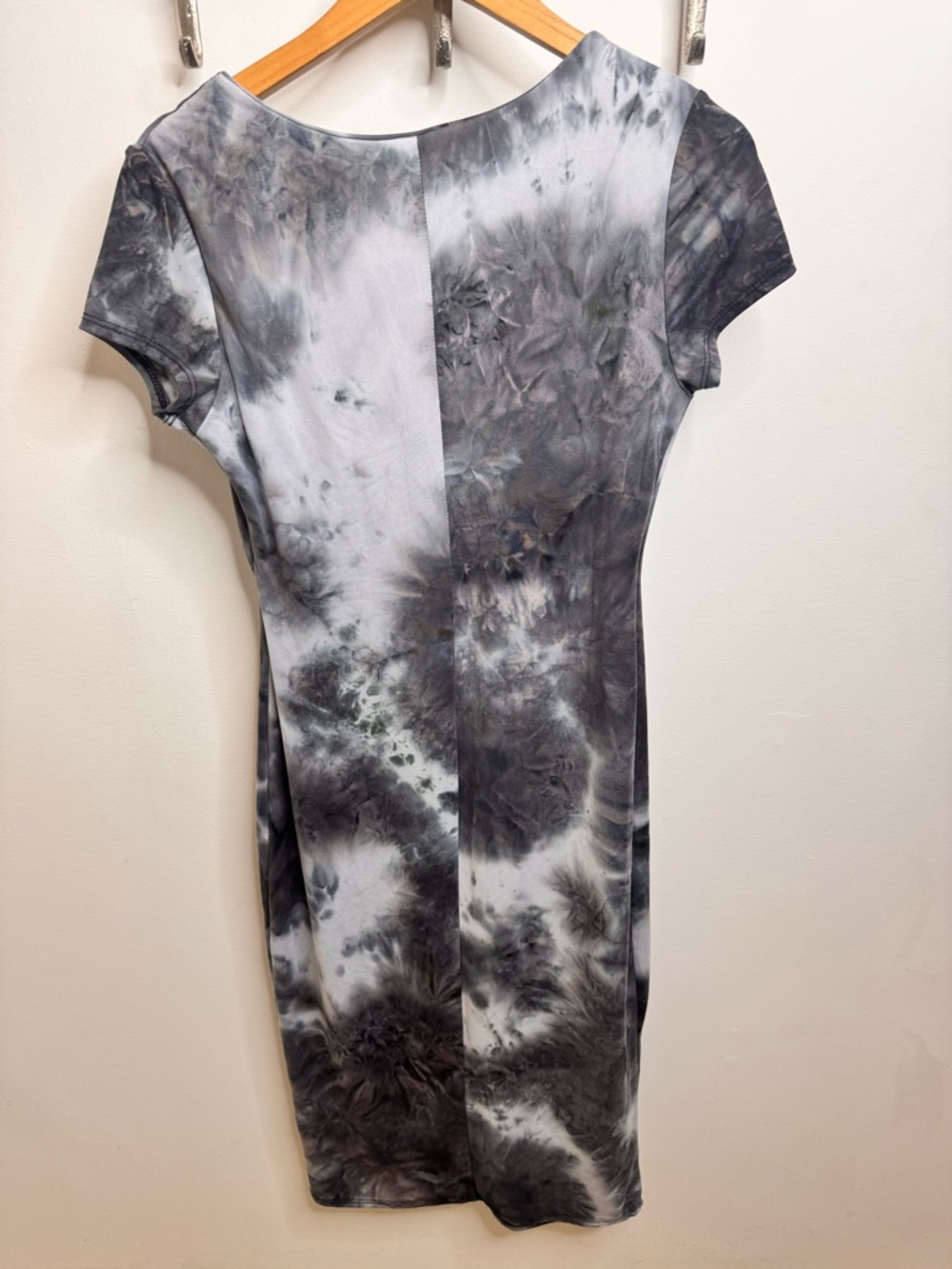 See You Monday Black & White Tie-Dye V-Neck Midi Dress Paramore Hayley Williams - Picture 3 of 3